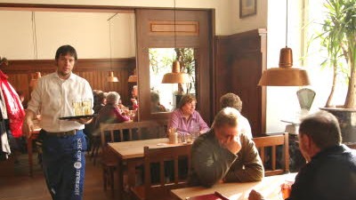 Bayerisches Restaurant "Alter Wirt Moosach": Zu Gast beim "Alten Wirt" in  Moosach: freundlicher Service, zwarte Ochsenlende und ein beeindruckendes hauseigenes Humorpotential.