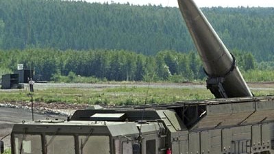 Russland in der Krise: Eine Rakete vom Typ "Iskander". Geländegängige Lastwagen tragen je zwei der Raketen, die so schnell verlegt werden können.