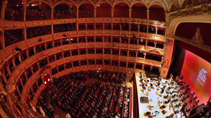 Versicherungen: Da feierten sie noch, nun wird der Versicherer umgebaut: Das Konzert anlässlich 175 Jahren Generali im Teatro Verdi in Triest.