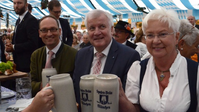 Volksfest-Dienstag der CSU: Ein Prosit auf die CSU: Landtagsabgeordneter Bernhard Seidenath stößt mit Horst Seehofer und Landesgruppenchefin Gerda Hasselfeldt (v. li.) an.