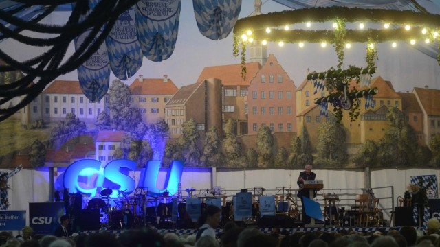 Volksfest-Dienstag der CSU: Im Nu gelingt es dem bayerischen Ministerpräsidenten Horst Seehofer, das Publikum im Dachauer Festzelt in seinen Bann zu ziehen.