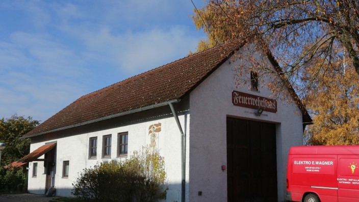 Eching: Das Günzenhausener Feuerwehrhaus wird durch einen Neubau ersetzt. Ob mit zwei oder drei Hallen, ist offen.