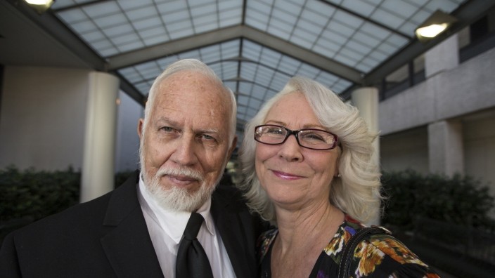USA: Dan und Frances Keller vor dem Travis County Courthouse in Austin, Texas.