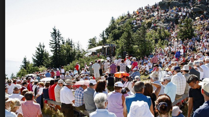 Kirche: Tausende Gläubige versammeln sich jedes Jahr zur Arberkirchweih rund um den Gipfel des Großen Arbers. Dazu wird die Waldlermesse gesungen.