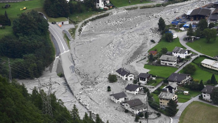 Schweiz: Eine Steinlawine hat den Ort Bondo in der Schweiz getroffen.