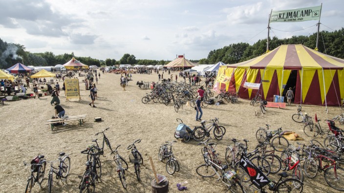 Überblick Klimacamp mit Zirkuszelt und Fahrrädern im Vordergrund Klimacamp im Rheinland Vorbereitun