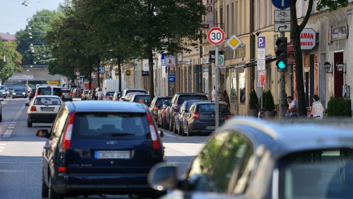 Verkehr: Radlerparadiese sehen anders aus. Zwar stehen an der Rosenheimer Straße nun Tempo-30-Schilder - aber was ändern sie?