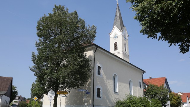 Sommerreise übers Land, Teil 3: Mitten im Ort liegt die Kirche Sankt Margaretha, die von den Nörtingen nach diversen Bränden immer wieder aufgebaut worden ist.