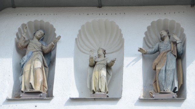 SZ-Serie: Geschichten aus dem Dachauer Land, Teil 3: Ensemble an der Fassade von Heilig Kreuz. Früher standen die Figuren noch im Inneren der schmucken Pfarrkirche.