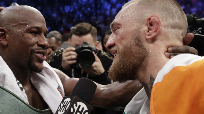 Boxer gegen Mixed-Martial-Arts-Kämpfer: Sieger Floyd Mayweather (links) spricht nach dem Kampf mit dem unterlegenen Conor McGregor.