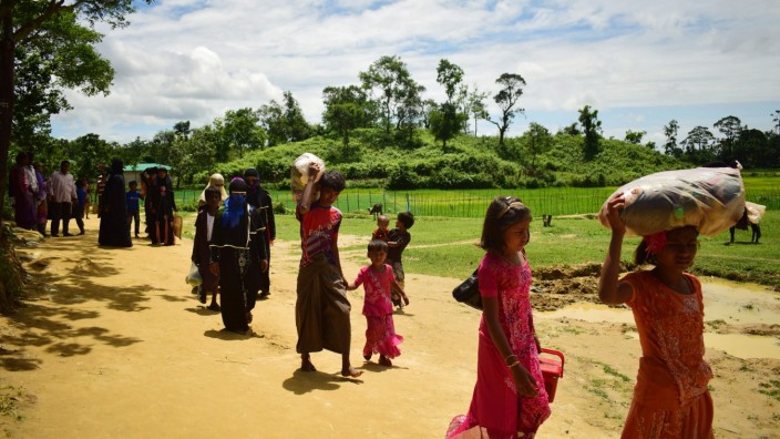 Verfolgte Minderheit: Fliehende Rohingya am Sonntag nahe dem Balukhali-Flüchtlingscamp in Bangladesch.
