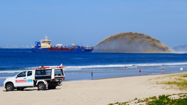 Australien: Ein Baggerschiff schüttet Sand an der Goldküste auf. Mit der Maßnahme will der Ort seinem Ruf als Surferparadies gerecht werden.