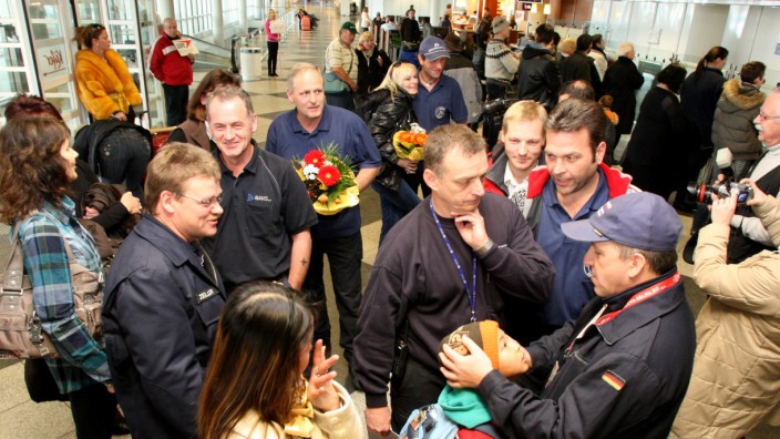 20 Jahre beim Rettungsdienst: Rainer Irlbauer (Zweiter von rechts) am Münchner Flughafen nach seiner Ankunft aus Haiti, wo er mit der Hilfsorganisation Navis im Jahr 2010 im Einstaz war.