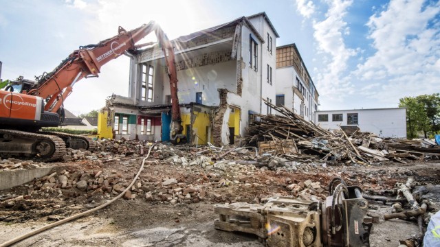Gauting: Ein Stück Gautinger Ortsgeschichte liegt in Trümmern. Abrissbagger fressen sich durch das alte Schulhaus an der Bahnhofstraße.