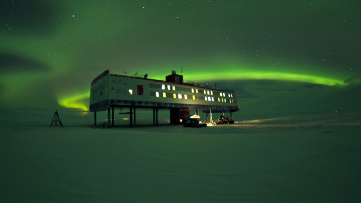 Leben und Arbeiten in der Antarktis: Die Forschungsstation, in der Tim Heitland arbeitet: In der acht Wochen dauernden Polarnacht geht die Sonne nicht auf.