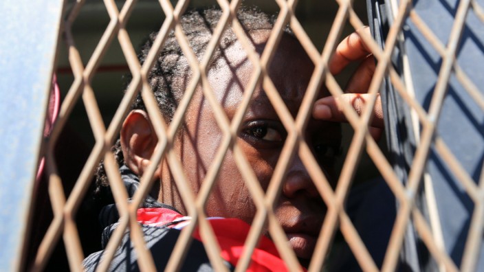Migration: Warten auf die Registrierung: Ein Einwanderer wartet in Tripoli, Libyen.