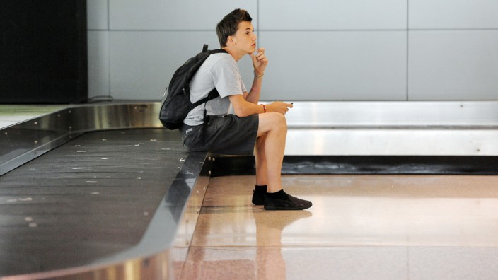 Flugreisen: Ob er immer noch auf seinen Koffer wartet?