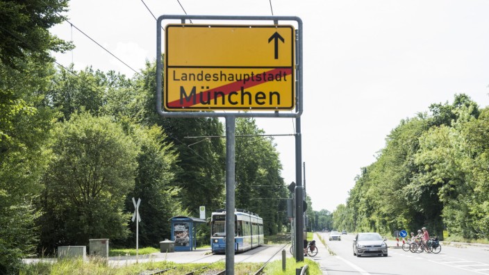 Immobilienbranche: Mehrere Firmen verdienen in München großes Geld und tragen es dann vor die Tore der Stadt.