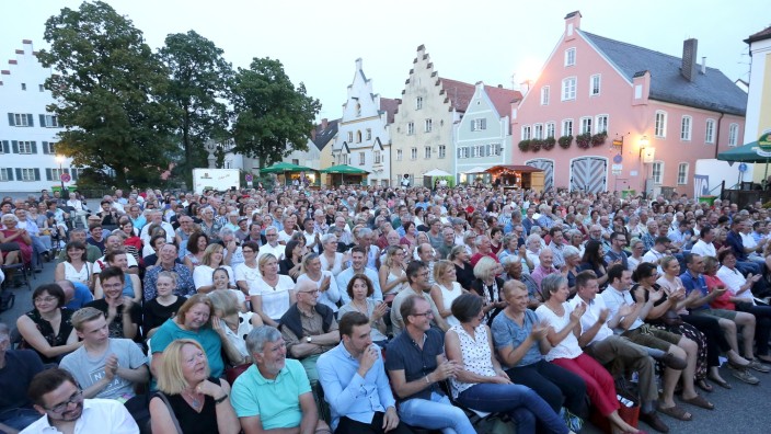 Moosburger Sommerfestival: Beim Auftritt von Josef Hader war der "Plan" voll besetzt, statt der kalkulierten 500 kamen 650 Zuhörer. Anders als bei der Red-Corner-Night, die mit unter 200 Besuchern weit hinter den Erwartungen zurückblieb.