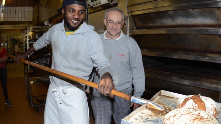 Helferkreis Asyl kämpft um Bleiberecht: Die Arbeit in der Bäckerei machte ihm Spaß: Thomas Polz schaut Promise Ali zu, wie er Brot aus dem Ofen holt.