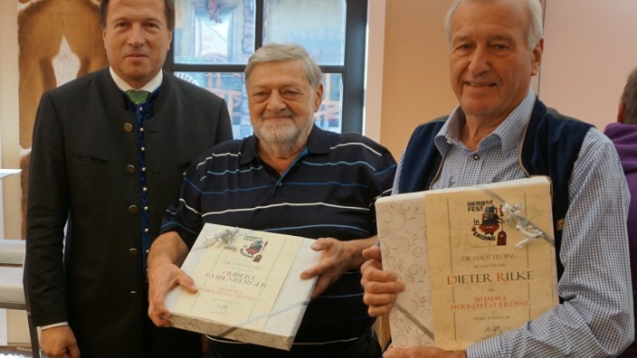 Es soll "weh tun": Oberbürgermeister Max Gotze ehrte für 50 Jahre auf dem Erdinger Herbstfest Hubert Rubenberger und Dieter Rilke (von links).