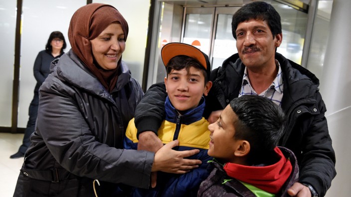 Afghanischer Flüchtlingsjunge mit Familie wiedervereint