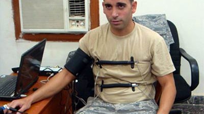 Irak: Terror und Verhaftungen: Ein US-Soldat in der sicheren "Grünen Zone" in Bagdad zeigt die Anwendung eines Lügendetektors, der zwischen Sensoren am Körper und einen Laptop geschaltet wird.