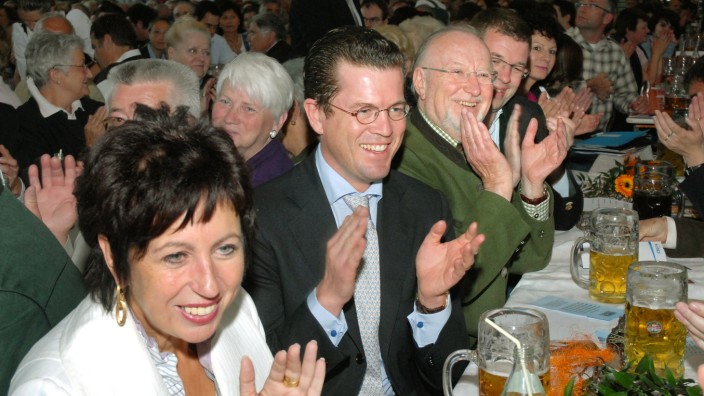 Guttenberg in Moosburg: Schon einmal war Karl-Theodor zu Guttenberg im Jahr 2009 im Landkreis Freising zu Gast, damals noch als Bundeswirtschaftsminister. Auch mit der Moosburger Bürgermeisterin Anita Meinelt dürfte er in der Festhalle in Zolling ins Gespräch gekommen sein.