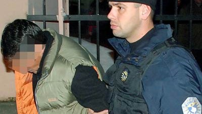 Kosovo-Affäre: Der festgenommene Andreas J. (links) wird dem Gericht in Pristina vorgeführt.