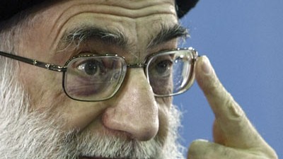 Außenpolitik des Iran: Ohne die Billigung des geistlichen Führers Ali Chamenei (im Bild) hätte Präsident Ahmadinedschad niemals Obama gratuliert. Nun wird in Iran über die Frage spekuliert, was der neue US-Präsident tun wird.