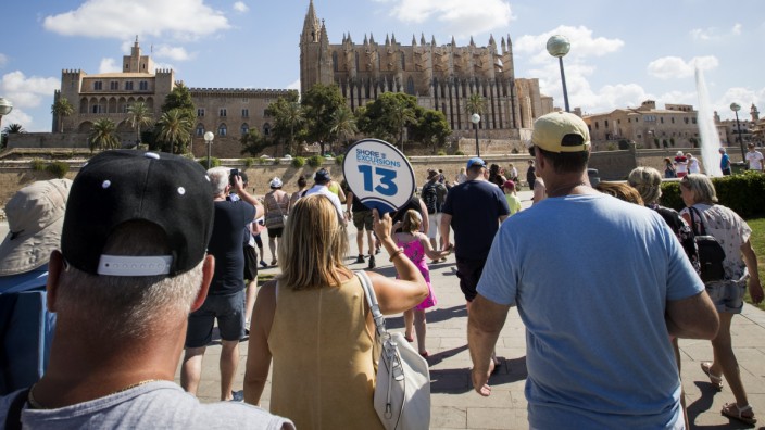 Reise-Rekordsommer: Eine Gruppe von Kreuzfahrttouristen vor der Kathedrale von Palma de Mallorca.