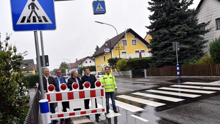 450 000 Euro Kosten: Der neue Radstreifen und der Fußgängerüberweg in der Alten Römerstraße sind am Freitag offiziell freigegeben worden.