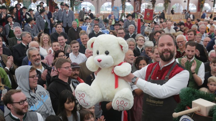 Volksfest 2017: OB Tobias Eschenbacher bekommt zum 40. Geburtstag einen großen, weißen Bären, der ihn trösten soll,wenn es mal ganz schlimm wird als Stadtoberhaupt.
