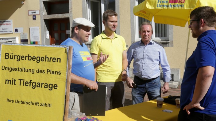 Thomas Neudert (FDP): Michael Schweiger (FDP-Ortsvorsitzender Moosburg-Hallertau), Thomas Neudert und Franz Josef Bachhuber (von links) beim Wahlkampf an einem Infostand in Moosburg.
