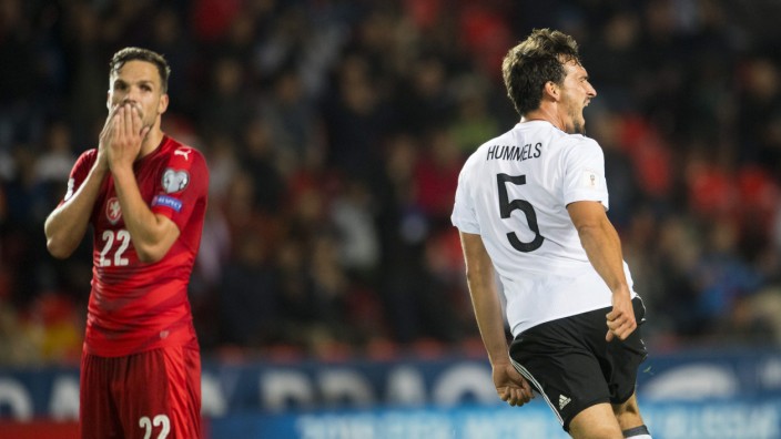 WM-Qualifikation: Mats Hummels (re.): Mit wichtigem Tor gegen Tschechien - und dennoch unzufrieden