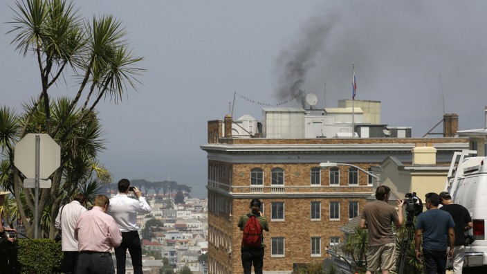 USA und Russland: Schwarzer Rauch steigt aus dem Kamin des russischen Konsulats in San Francisco.