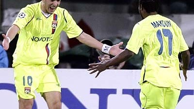 Bayern-Gegner Olympique Lyon: Die Lyon-Spieler Karim Benzema (links) und Jean Makoun.