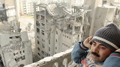 Krieg im Gaza-Streifen: Totale Verwüstung: Ein Mann blickt auf zerstörte Hamas-Gebäude in Gaza-Stadt.