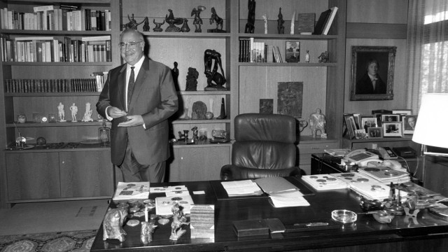 Zeitgeschichte: Helmut Kohl 1989 in seinem Büro im Kanzleramt in Bonn, in dem er von 1982 bis 1998 als Bundeskanzler regierte. Nach seinem Tod stellt sich nun die Frage: Wo landen die Dokumente, die über seinen Schreibtisch gingen?