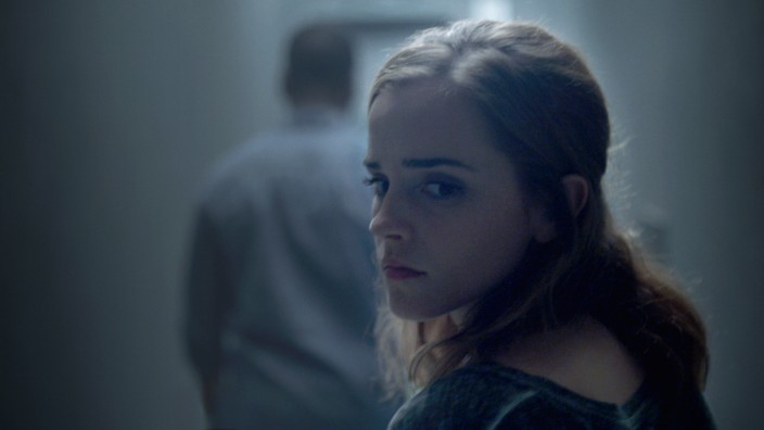 "The Circle" im Kino: Die Entwicklung von Mae (Emma Watson) zur Symbolfigur eines gefährlichen Silicon-Valley-Konzerns ist kaum nachvollziehbar und völlig daneben.