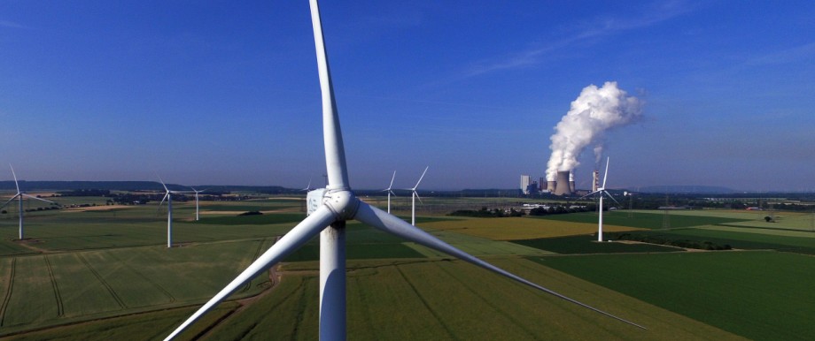 Windräder und Kohlekraftwerk