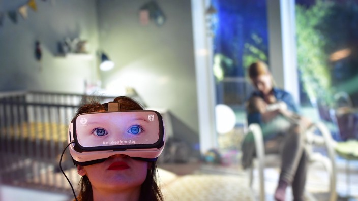 Windows 10: Kümmert sich der Babysitter auch wirklich ums Kleinkind zu Hause? Mit einer VR-Brille will Philips das auch aus der Ferne überprüfbar machen.