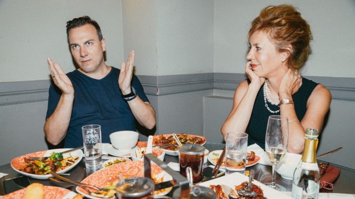 Tim Raue und Barbara Vinken: Barbara Vinken und Tim Raue trafen sich im Berliner Chinarestaurant "Good Friends", das der Koch als sein ehemaliges Wohnzimmer bezeichnet.