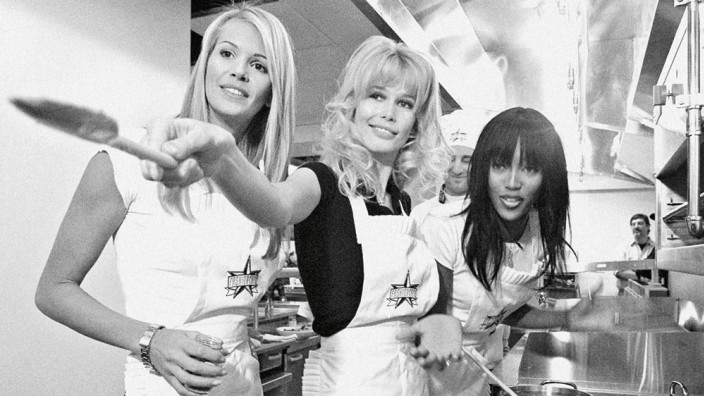 Die Geschichte des Fashion Cafes: Womöglich die bestbezahlten Köchinnen ihrer Zeit: Bis zu 100 000 Dollar bekamen Elle Macpherson, Claudia Schiffer und Naomi Campbell angeblich pro Auftritt in ihrem längst geschlossenen Restaurant.