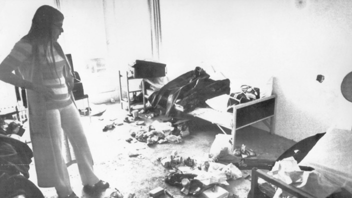Olympia-Attentat: Ankie Spitzer, die Witwe des von arabischen Terroristen ermordeten israelischen Fechttrainers Andrei Spitzer, steht in dem Raum, in dem die Geiseln am 5. September 1972 fast einen ganzen Tag lang gefangen waren.