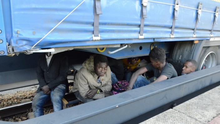Flucht nach Deutschland: Kontrolle am Bahnhof Raubling - 175 illegale Migranten wurden im Juli bayernweit aufgegriffen, als sie mit Güterzügen einreisen wollten.