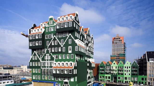 SZ-Serie: Bau-Geschichten: Ein Modell fürs Oberland? In Zaandam bei Amsterdam hat der Architekt Wilfried van Winden ein Hotel entworfen. Die Struktur besteht aus gestapelten Häusern, die typisch für das Zaangebiet sind.
