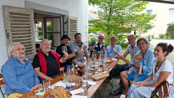 Anzing: Die Freunde und Macher des Weinbeissers im Anzinger Ortsteil Oblfing freuen sich über bunte 30 Jahre - und auf die Zukunft.