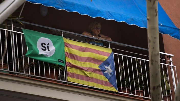 Separatisten in der EU: "Ja" (Sí) steht auf dieser Fahne - gemeint ist die Zustimmung zur Unabhängigkeit Kataloniens. Daneben hängt an diesem Balkon die "Estelada", die separatistische Variante der katalanischen Flagge.