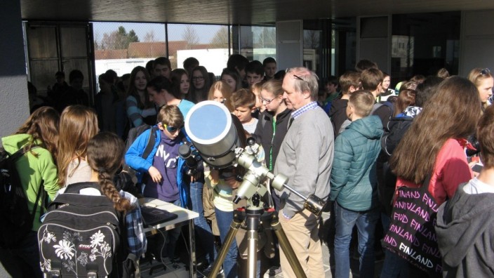 Angebot erweitert: Schüler des KAG beim Beobachten der partiellen Sonnenfinsternis im März 2015 durch das Acht-Zoll-Schmidt-Cassegrain Teleskop mit Sonnenfilter.